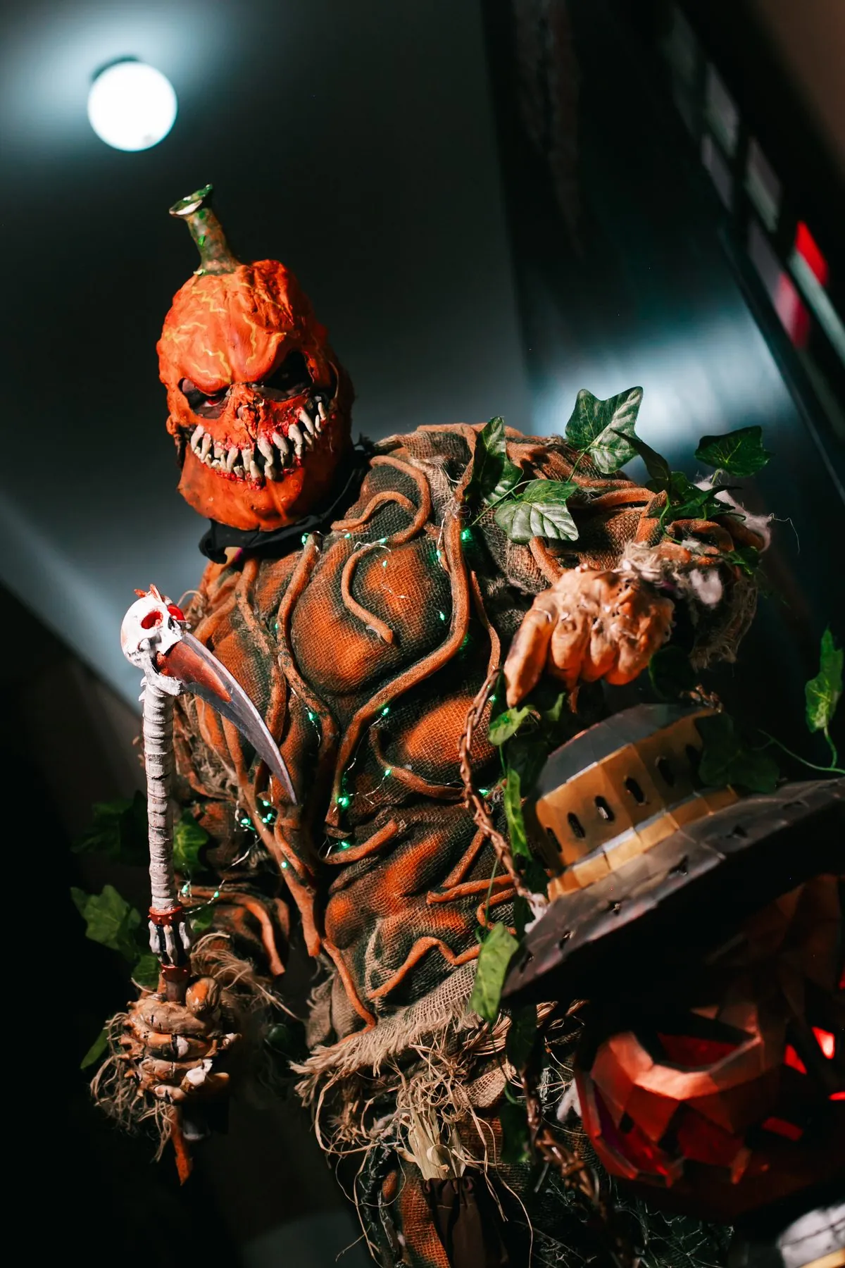 Cosplay de monstro de abóbora com galhos e folhas