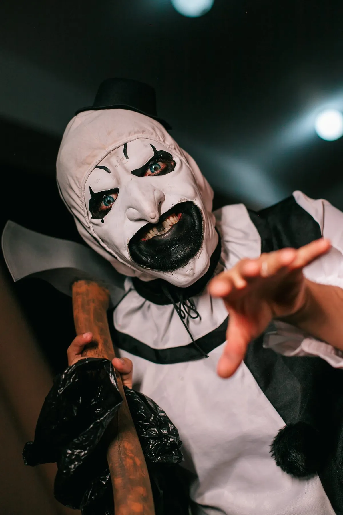Cosplay de Art the Clown com o rosto pintado