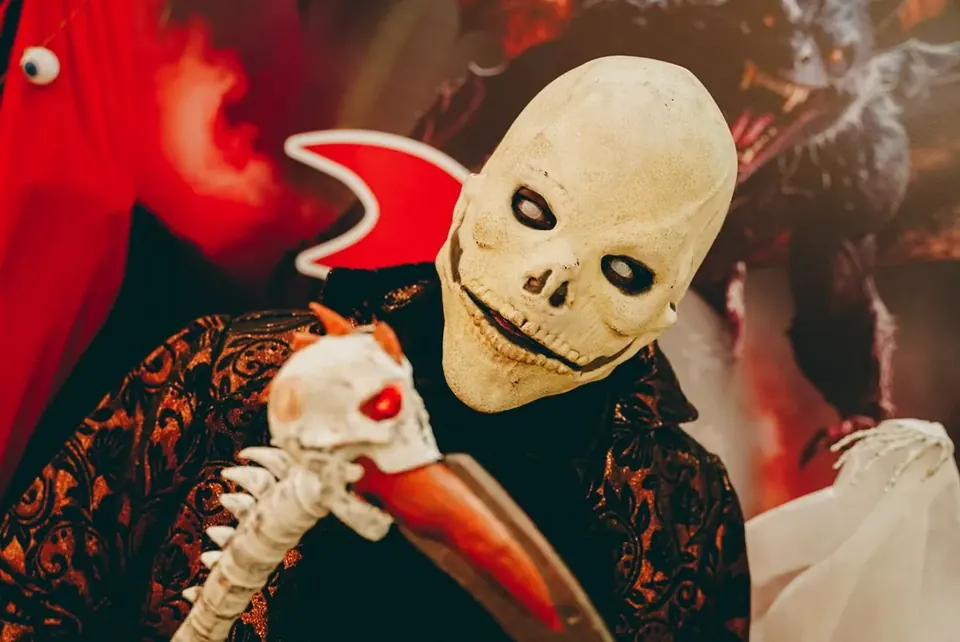 Vampiro ao lado de uma máscara de caveira