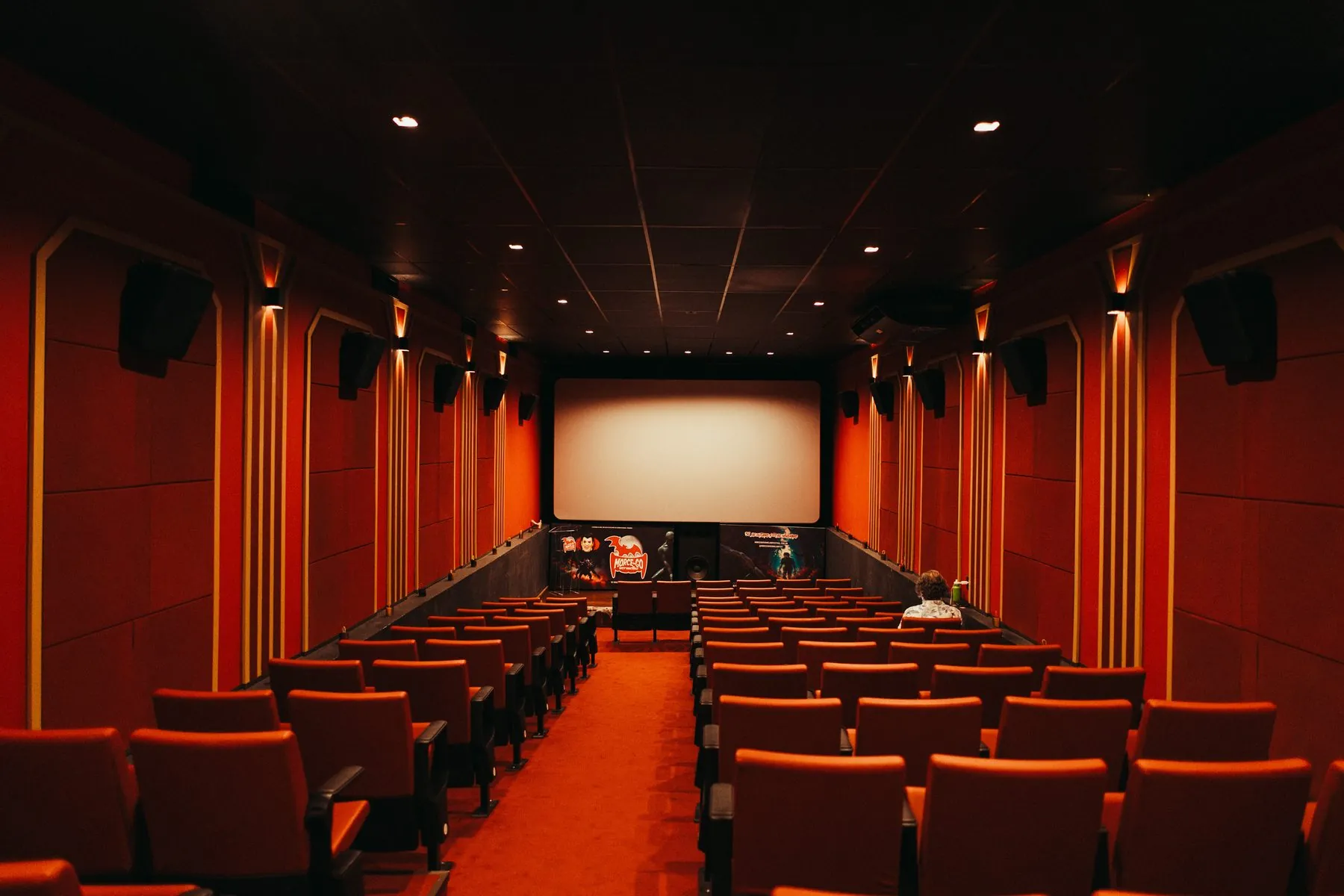 Sala de cinema vermelha vazia, pronta para a sessão