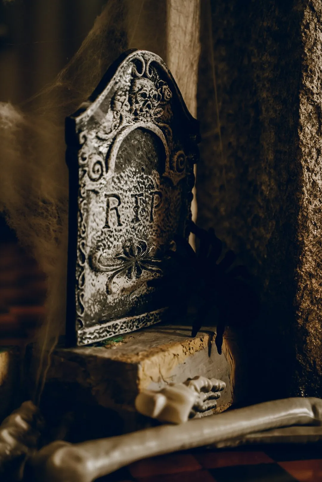 Lápide e ossos na decoração do festival