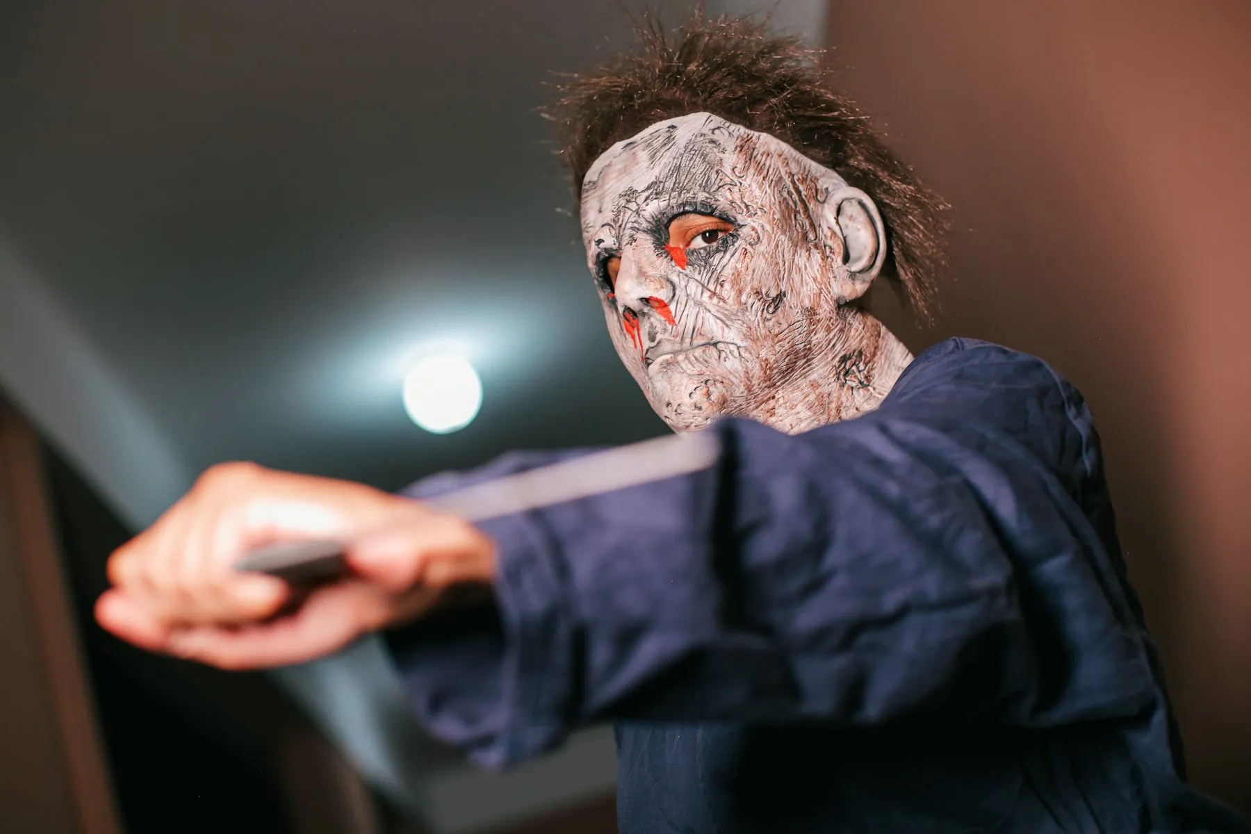 Cosplay de Michael Myers estendendo a mão para a câmera