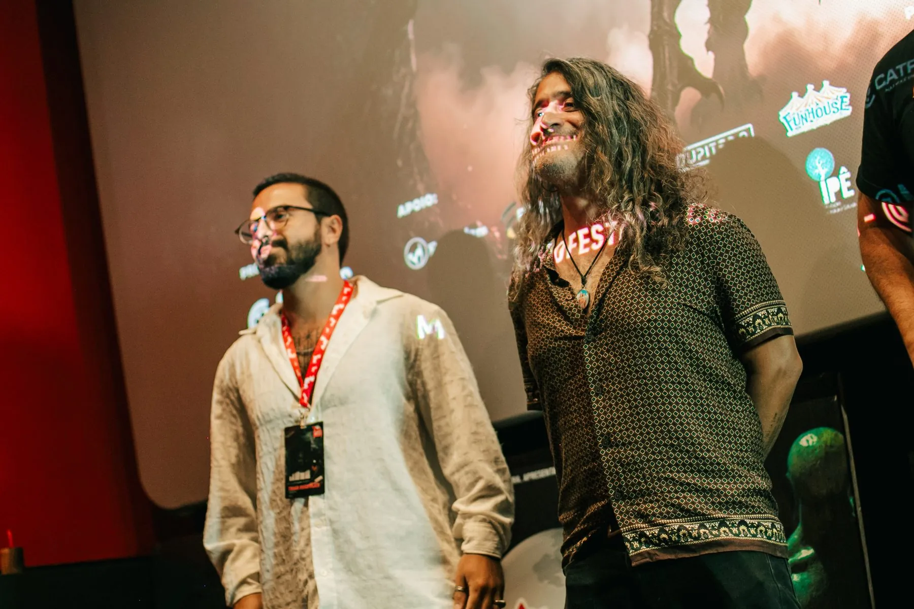 Dois vampiros fazem um coração com as mãos
